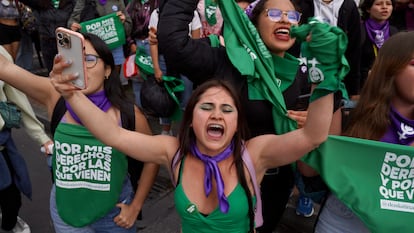 Mujeres participan en la marcha del 8 de marzo de 2023 en Bogotá, Colombia.