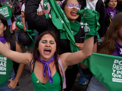 Mujeres participan en la marcha del 8 de marzo de 2023 en Bogotá, Colombia.