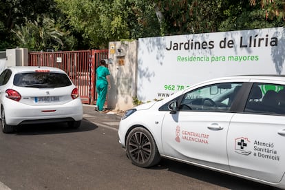 Profesionales de Atención Sanitaria en las puertas del residencia Jardines de Llíria cuando trascendieron las imágenes.