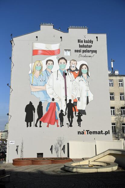 Un grafiti agradece el esfuerzo del personal sanitario en Polonia. Un mural en el que se puede leer: “No todos los superhéroes llevan capa. ¡Gracias!” adorna la pared lateral de un bloque de viviendas en Polonia (Varsovia) en agradecimiento al trabajo del personal sanitario en la lucha contra la pandemia del coronavirus que se expande por todo el mundo. Polonia suma ya más de 2.420 casos detectados y 36 muertos.