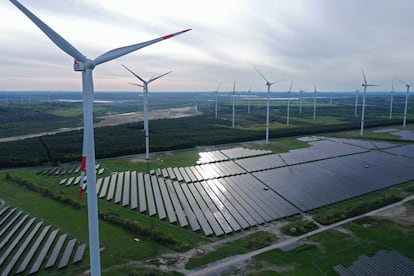 Vista aérea de aerogeneradores y placas solares, en Klettwitz (Alemania).