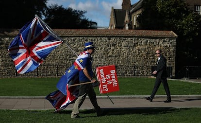 Un hombre se manifiesta contra el Brexit el 18 de octubre junto al parlamento británico en Londres