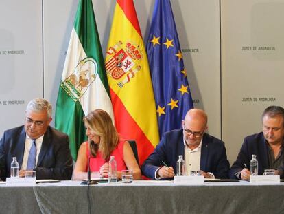 Susana Díaz y el consejero andaluz Antonio Ramírez (a su drcha.) firman el acuerdo marco con los sindicatos.