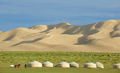 Yurtas ante las dunas de Khongoryn Els, en el parque nacional del Gobi, en Mongolia.