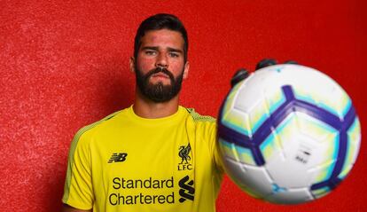 Alisson posa con la camiseta del Liverpool