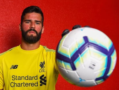 Alisson posa con la camiseta del Liverpool