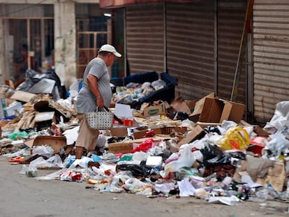 Una persona busca en la basura en una calle de La Habana.
