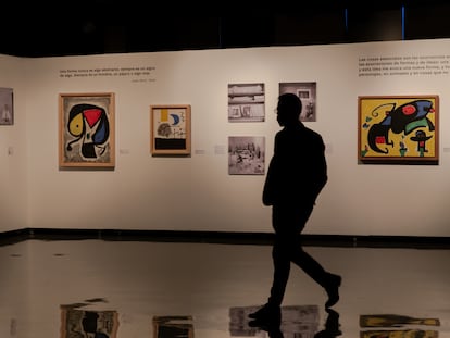 Pinturas y fotografías que forman parte de 'Universo Miró', la muestra del artista catalán Joan Miró que se expone en Ciudad de México.