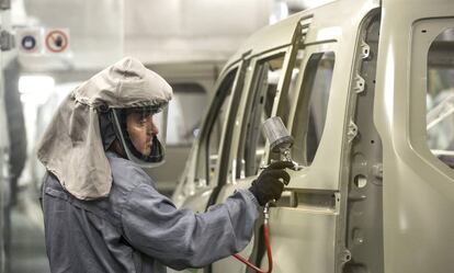 Un trabajador de la planta de pintura