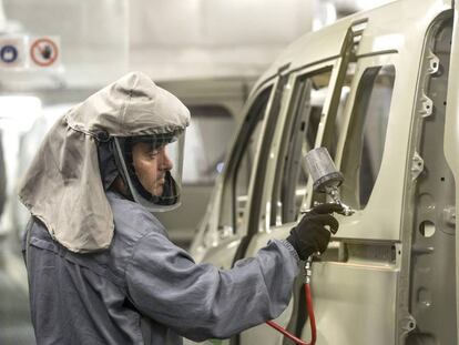 Un trabajador de la planta de pintura