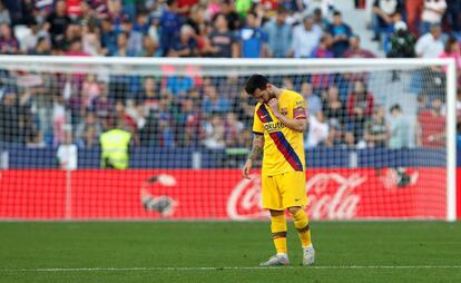 Messi, cabizbajo ante el Levante.