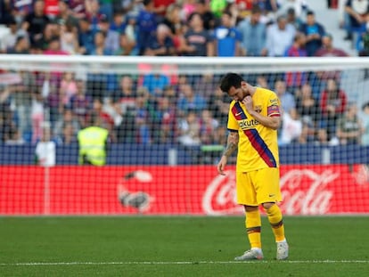 Messi, cabizbajo ante el Levante.