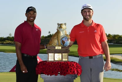 Tiger Woods y Jon Rahm, con el trofeo.
