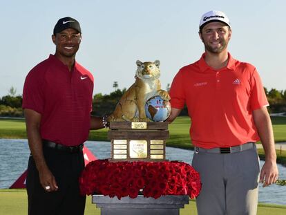 Tiger Woods y Jon Rahm, con el trofeo.