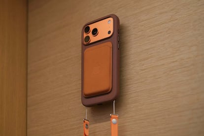 Un iPhone de Apple colgado en la pared y con una funda de protección