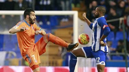 Negredo con el el brazalete de capit&aacute;n en Riazor. 