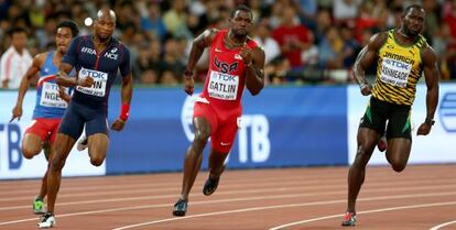 Gatlin, en el centro, en durante las series de 200m.