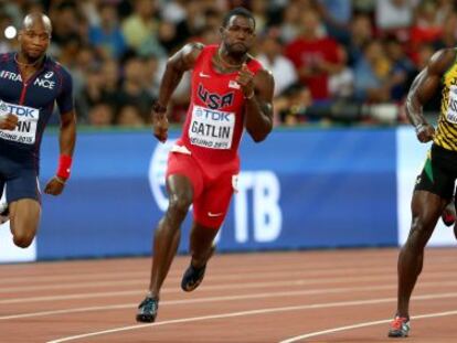 Gatlin, en el centro, en durante las series de 200m.