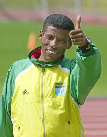 Haile Gebrselassie fue dos veces campeón olímpico en los 10.000 metros, en Atlanta 1996 y en Sydney 2000. En la imagen, hace un gesto positivo durante un entrenamiento en el año 2000.