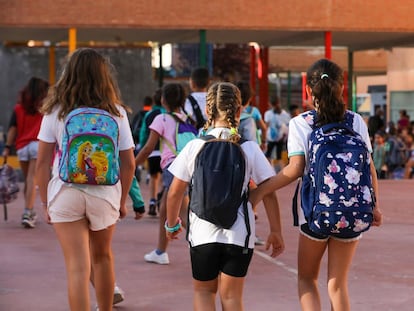 Tres niñas a su llegada a un colegio durante el primer día del curso escolar.