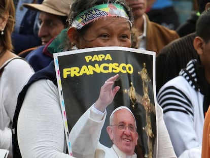 Mulher espera a passagem do Papa em Santa Cruz.