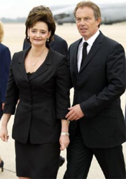Cherie y Tony Blair acuden al funeral de Reagan en Washington.