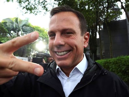 Prefeito eleito, Doria faz sinal de acelera, símbolo de sua campanha