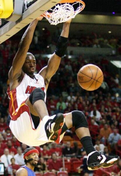 Mate de Wade en el partido disputado hoy contra los Pistons.