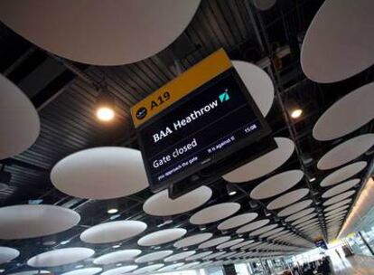 Uno de los paneles de información en la T-5 del aeropuerto de Heathrow (Londres).