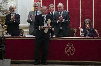 Gregorio Mara&ntilde;&oacute;n recoge la Medalla de Honor de la Academia de San Fernando en presencia del ministro de Cultura, &Iacute;&ntilde;igo M&eacute;ndez de Vigo (segundo por la izquierda), el rey Juan Carlos y la reina Sof&iacute;a.