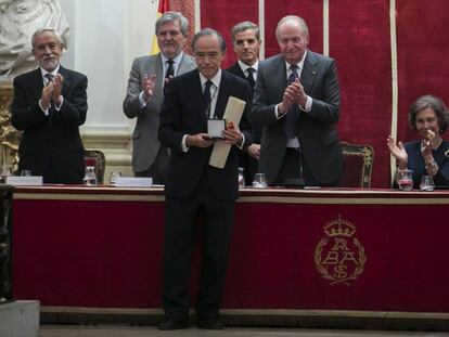 Gregorio Mara&ntilde;&oacute;n recoge la Medalla de Honor de la Academia de San Fernando en presencia del ministro de Cultura, &Iacute;&ntilde;igo M&eacute;ndez de Vigo (segundo por la izquierda), el rey Juan Carlos y la reina Sof&iacute;a.