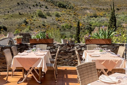 Una terraza en Patones de Arriba, uno de los destinos turísticos más atractivos del otoño en la Comunidad de Madrid.