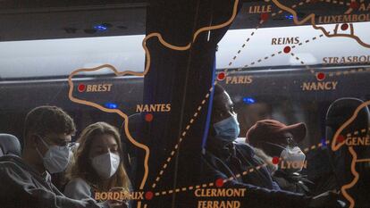 Un maliense se embarca en la estación de Irún en un autobús con destino a Burdeos, el pasado 11 de marzo.