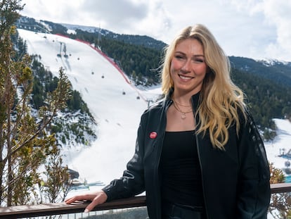 Shiffrin posa ante las cámaras a su llegada a Andorra.