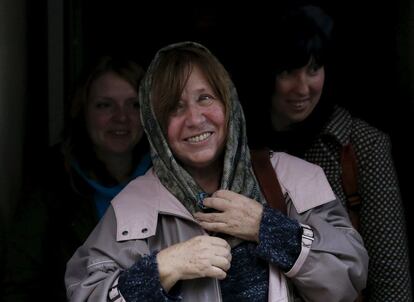 La escritora bielorrusa, Svetlana Alexievich, antes de dar una rueda de prensa en Minsk. Alexievich ha sido galardonada con el Premio Nobel de Literatura 2015.