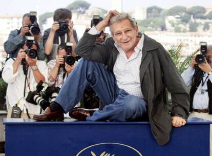 Youssef Chahine posa en la presentación de <i>Alejandría... Nueva York,</i> en el Festival de Cannes, en 2004.
