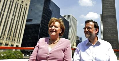 El jefe del Ejecutivo español y Angela Merkel durante su entrevista en Chicago.