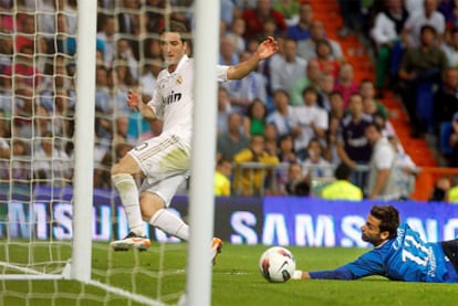 Higuaín, en el momento de firmar su segundo gol de la noche.