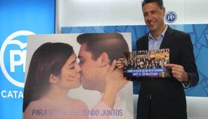 Xavier García Albiol muestra los carteles de la campaña.
