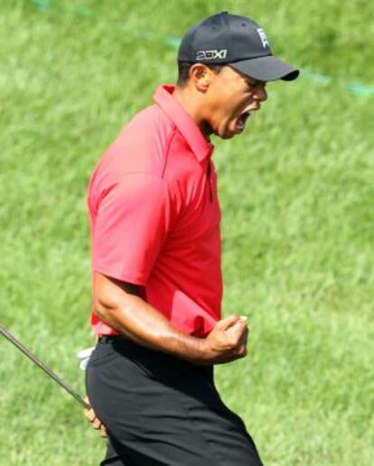 Tiger celebra un birdie en el hoyo 16.