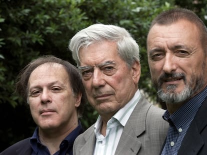 Los escritores, de izquierda a derecha, Javier Marías, Mario Vargas Llosa y Arturo Pérez-Reverte, pasean por las calles de Santillana del Mar donde asistieron a la apertura de las jornadas "Lecciones y maestros", organizadas por la Fundación Santillana y la Universidad Internacional Menendez Pelayo (UIMP), en 2008.