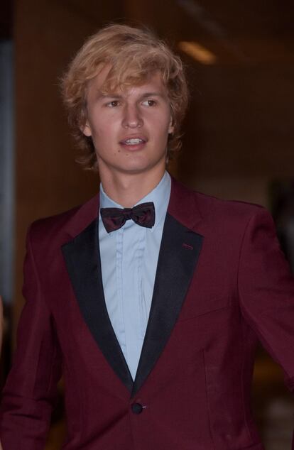 Además de ser irritantemente perfecto, el actor Ansel Elgort (Nueva York, 1994) sabe llevar prendas arriesgadas (por arriesgado entendemos un esmoquin burdeos como de 'prom' de los años setenta) y va, se decolora el pelo, y le queda perfecto.