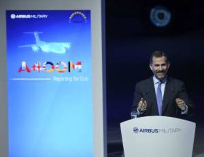 El Príncipe Felipe durante su intervención hoy en Sevilla, en el acto de entrega del primer A400M a Francia, ensamblado en la factoría sevillana de Airbus Military.