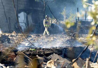 El vicepresidente de la Xunta, Alfonso Rueda, se ha desplazado a Tui para hacer el seguimiento de la situación junto al delegado del Gobierno en Galicia, Santiago Villanueva. En la imagen, un bombero trabaja en una de las zonas de la explosión.