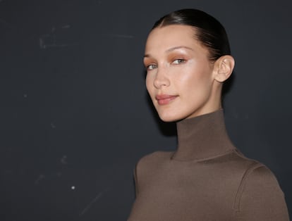 Bella Hadid posing backstage at Milan Fashion Week 2022.