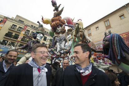 El líder del PSOE, Pedro Sánchez (d), junto a Ximo Puig (i), líder del PSPV, ante la falla de la plaza de El Pilar, en Valencia el 18 de marzo de 2015. 