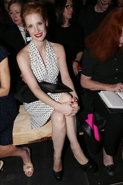 Jessica Chastain, con un diseño de lunares de cuello halter, en el desfile de Yves Saint Laurent.