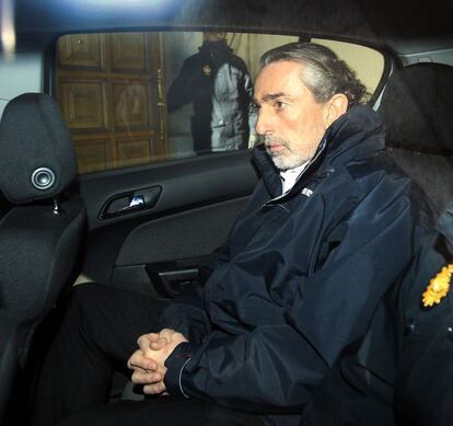 El cerebro de la trama Gürtel, Francisco Correa, durante un traslado al tribunal.