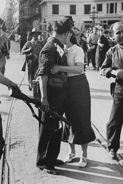 Un miliciano besa a una chica.