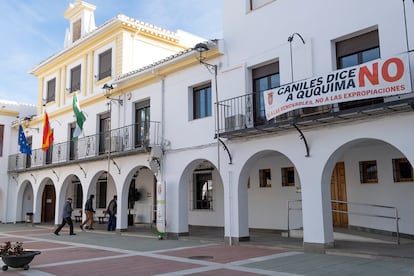 Pancarta en el Ayuntamiento de Caniles contra el megaparque solar proyectado en el pueblo. 